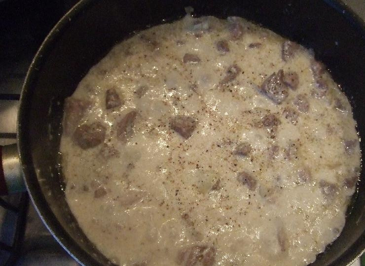 1. Этап. Паста из свинины со сметаной: Теперь пришло время посолить и поперчить нашу подливу. Туда же нужно отправить сметану и все хорошо перемешать. Тушите содержимое сковороды до мягкости мяса.