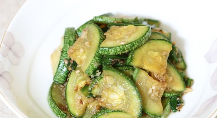 1. Этап. Кабачки по-корейски быстрые: Вот кабачки по-корейски быстрые и готовы. Подаем с пылу с жару. Приятного аппетита!