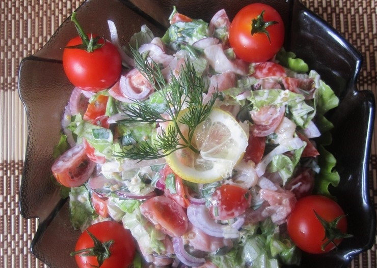 1. Этап. Салат из соленой семги: 3. В тарелку выкладываю соус и перемешиваю, украшаю салат целыми помидорами, долькой лимончика и зеленью. Приятного аппетита!