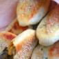 Печеночно-овощные пирожки из картофельного теста Для начала приготовим тесто. Для этого отварить картофель, тщательно истолочь, чтобы пюре было однородным. Добавить размягченное сливочное масло и яйцо, тщательно перемешать. Затем посолить, и постепенно подсыпать муку. Замесить мягкое тесто. Готовое тесто убрать в холодильник. Печень отварить, либо обжарить до готовности, а затем измельчить блендером. Морковь натереть на терке, брокколи и лук мелко нарезать. Обжарить на сливочном масле овощи. Соеденить печень и овощную массу. Добавить соевый соус, сметанузелень и перец. При необходимости, посолить. Тесто разделить на небольшие кусочки. Кусочки теста размять в лепешку, на середину выложить начинку. Сформировать пирожки. Пирожки выложить на противень, смазав слегка маслом или выложив пергаментом. Можно смазать пирожки взбитым яйцом. Выпекать в разогретой духовке при 180-200 гр.20-25 мин. Конечно, ориентируясь по своей духовке!