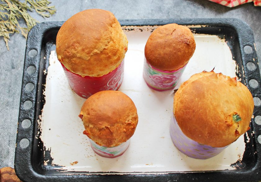 1. Этап. Очень мягкий пасхальный кулич: За 15-20 минут до конца подъема, включите духовку и разогрейте до 180 градусов. Установите формы с куличами на противень и поставьте в горячую духовку. Выпекайте в течение 20 минут, затем, чтобы не пригорел верх, покройте верх фольгой и запекайте еще 10-20 минут, до готовности.