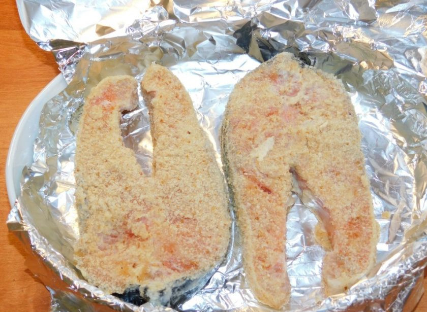 1. Этап. Лосось в лимонно-горчичном маринаде: Обваляйте рыбу в панировочных сухарях и выложите в форму для запекания, устеленную фольгой. Накройте рыбу фольгой и поставьте в духовку, разогретую до 200 градусов на 20 минут. Затем фольгу снимите и запекайте рыбу еще в течение 10-15 минут.