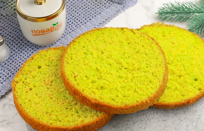 1. Этап. Торт Змея на Новый год: Когда выпечка полностью остынет, срежьте с нее верхнюю корочку — она не пригодится. Затем разрежьте бисквит на три коржа.