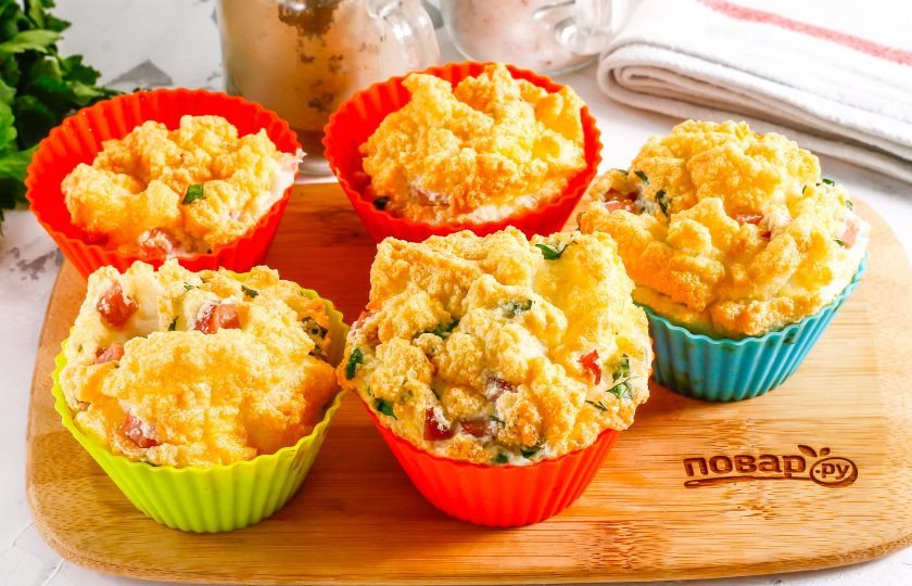 1. Этап. Белковые маффины: Готовое блюдо аккуратно извлеките из духовки.