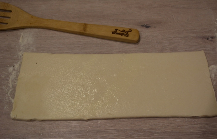1. Этап. Конвертики из слоеного теста: Лист слоеного теста раскатайте на столе, присыпанном мукой.