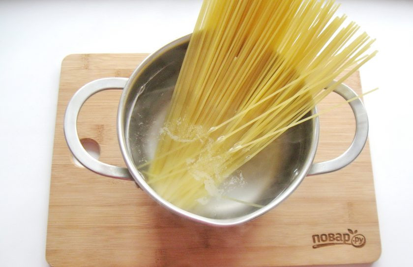 1. Этап. Спагетти с кетчупом: Вскипятите в кастрюле воду, посолите и выложите спагетти. По мере того, как спагетти будут становиться мягче, заворачивайте их по кругу и опускайте в кастрюлю.