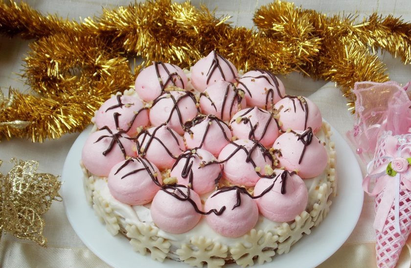 1. Этап. Торт Метелица: Шоколад растопила и с помощью кулинарного мешка нанесла узоры. Посыпала торт измельченными орехами.