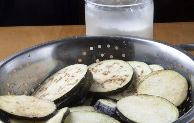 1. Этап. Запеканка из баклажанов: Первое, что нужно сделать - нарезать баклажаны кружочками, щедро посыпать их солью и оставить на 30 минут. Это делается для того, чтобы баклажаны утратили свою горечь.