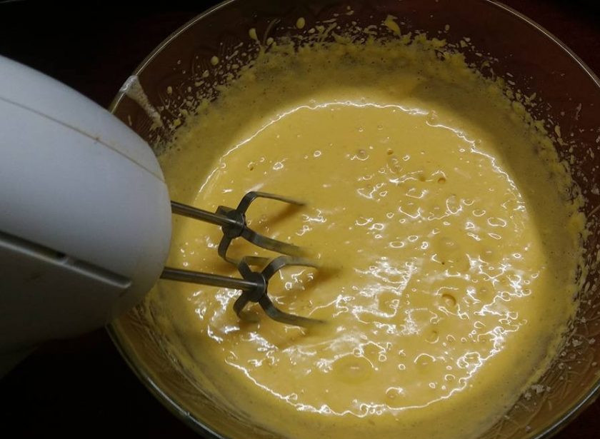 1. Этап. Влажный бисквит с манго: 5. Затем добавьте в яичную смесь манговое пюре и взбивайте смесь до гладкой консистенции.