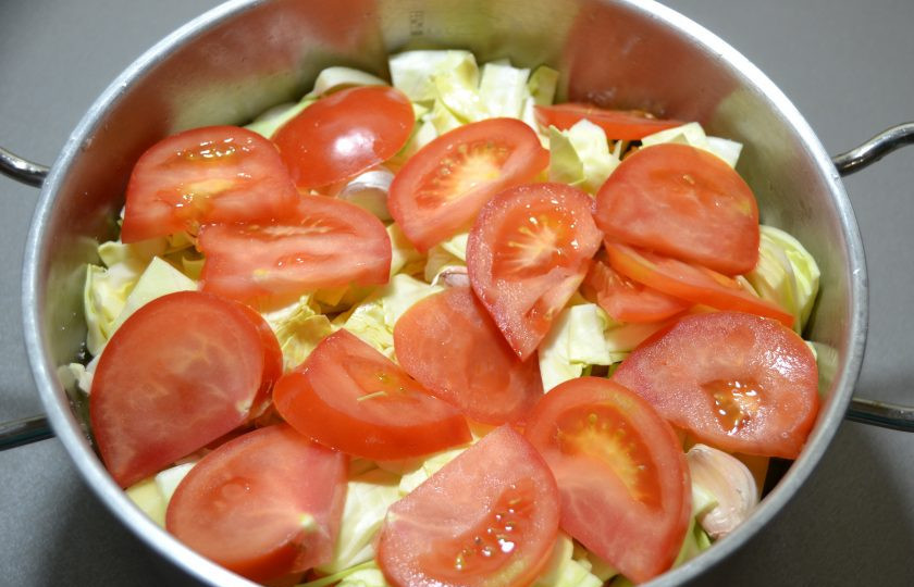 1. Этап. Думляма: Следующим слоем выложите кружочки помидоров, за забывайте солить и перчить между слоями по вкусу.