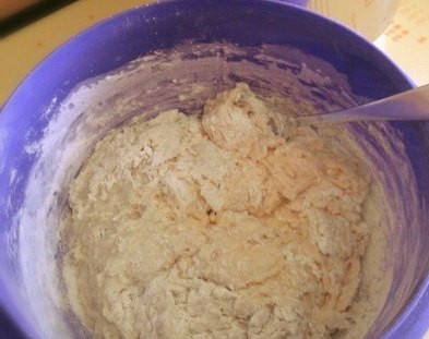 1. Этап. Пышки на сгущенке: Теперь все готово для замешивания теста. Перемешиваем все и начинаем месить. В связи с тем, что такое тесто получается липковатым из-за сгущенного молока, все время мы будем присыпать его мукой.