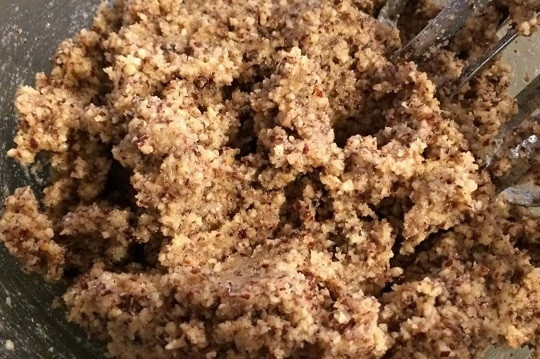 1. Этап. Новогоднее печенье с корицей и миндалем: 4. Аккуратно перемешайте все до однородности.