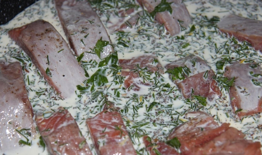 1. Этап. Красная рыба под сливочным соусом: 9. Рыбу в сковороде заливаю полученным сливочным соусом, накрываю крышкой и готовлю 20 минут на минимальном огне.