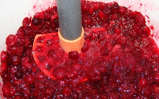 1. Этап. Клюквенный морс из замороженной клюквы: 2. Для начала ягоды нужно размять ложкой или толкушкой для картофеля.