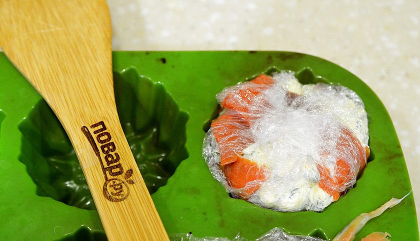 1. Этап. Праздничная закуска с семгой: 7. Заверните края рыбы, закройте пленкой и уберите в холодильник на ночь.