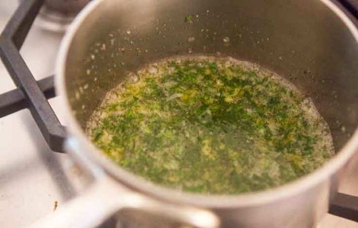 1. Этап. Чесночные узелки: 8. Растопите сливочное масло в сотейнике, добавьте соль, измельченную петрушку и чеснок. Уберите сотейник с огня.