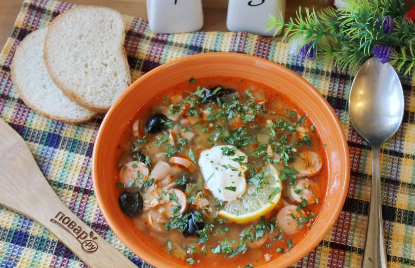 1. Этап. Солянка Советская: Подавайте солянку к столу к ломтиком лимона, нарезанной зеленью и сметаной.