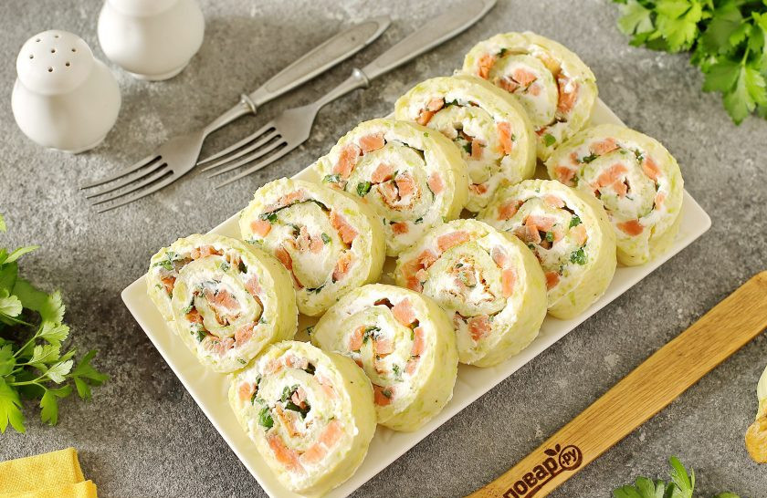 1. Этап. Рулет из кабачков с семгой и сыром: Готовый рулет из кабачков с семгой нарежьте кусочками и подавайте к столу. Приятного аппетита!