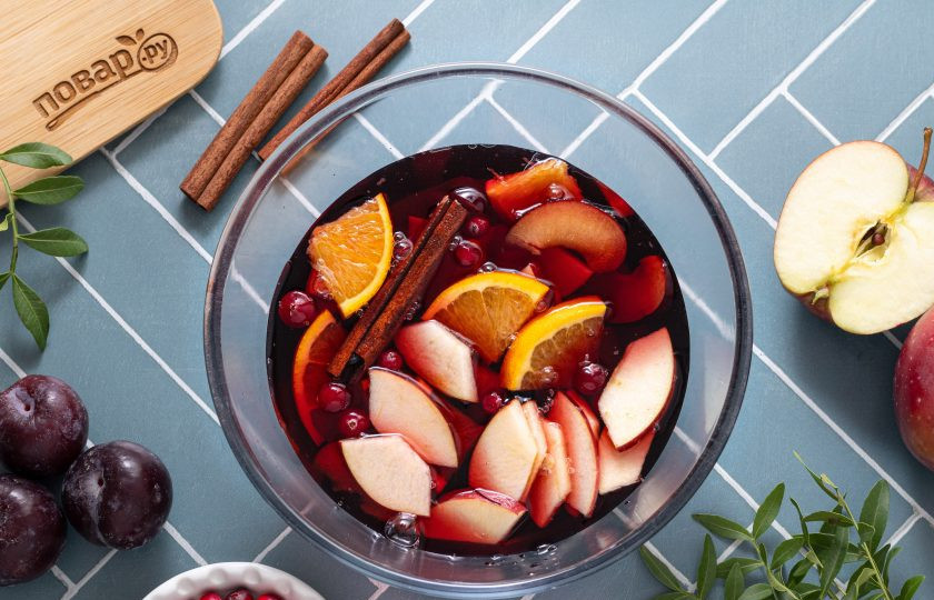 1. Этап. Холодный пунш: Влейте вино и виски.