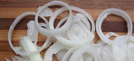 1. Этап. Печень с грибами в мультиварке: Лук режем кольцами, отправляем в мультиварку и жарим в режиме 