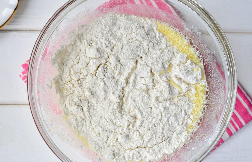 1. Этап. Оладьи на кефире с кипятком: Затем добавьте муку.