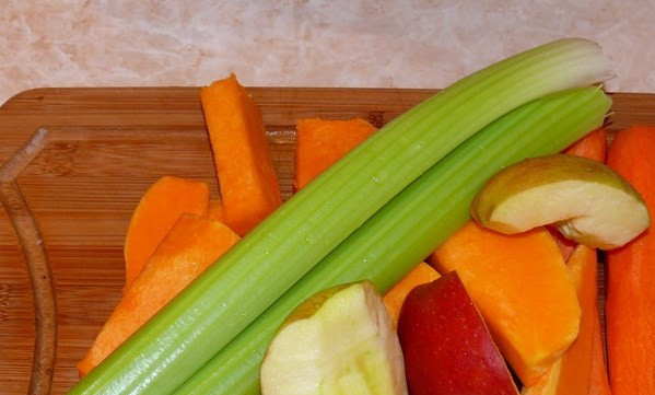 1. Этап. Сок из тыквы и моркови на зиму: Очистите и порежьте другие ингредиенты.