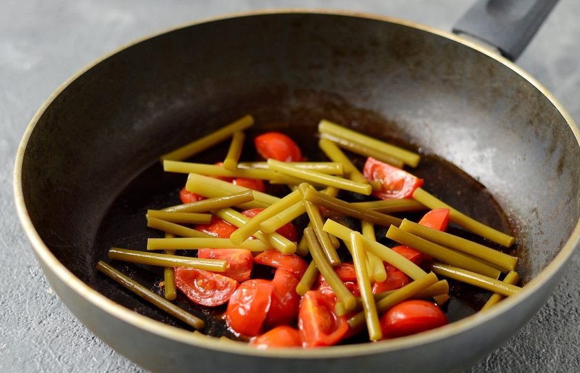 1. Этап. Черемша с томатной пастой: Черемшу разрежьте на 2-3 части, переложите в сковороду. Обжарьте 2-3 минуты.