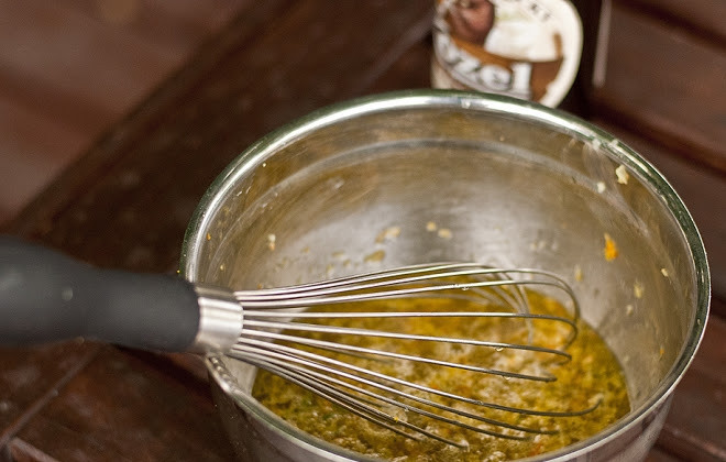 1. Этап. Стейк из пашины: 4. К специям добавьте пиво и оливковое масло. Все как следует перемешайте.