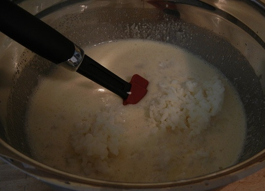 1. Этап. Рисовый пирог: 8. И добавьте рис, предварительно остудив его. Перемешайте.