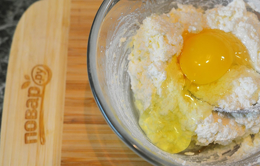 1. Этап. Творожный кекс с яйцами: 3. Яйца, соль, соду, сахар.