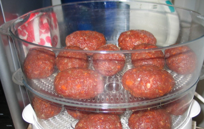 1. Этап. Котлеты в пароварке: Из приготовленного фарша формируем аккуратные котлетки и выкладываем их на решетку пароварки, готовим в течение 40 минут.