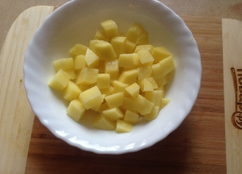 1. Этап. Суп с манкой и зеленым горошком: 3. Очистим картофель и нарезаем небольшими кубиками.
