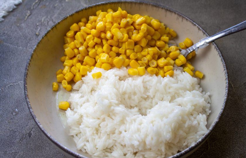 1. Этап. Перец фаршированный рисом и сыром: К рису добавьте консервированную кукурузу без жидкости.