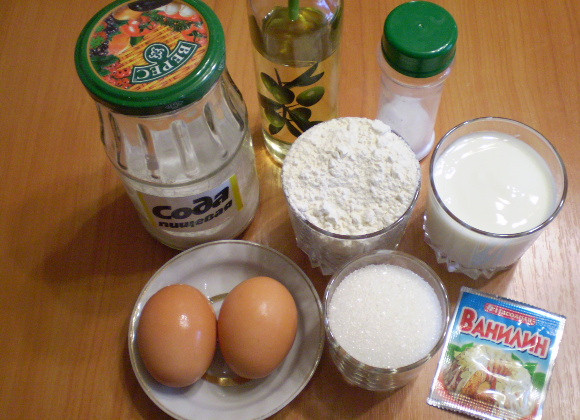 1. Этап. Оладушки на кислом кефире: Подготовим продукты. Чем жирнее кефир, тем лучше оладушки.