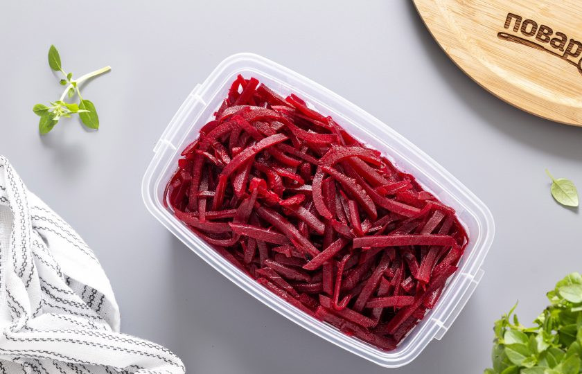 1. Этап. Замороженная тушеная свекла: Разложите тушеную свеклу порционно в пакеты или в пищевые контейнеры, заморозьте.