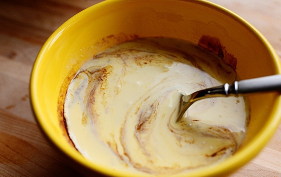 1. Этап. Овсяные британские сконы: 3. Взбейте сливки, яйцу, кленовый сироп с помощью венчика или вилки.