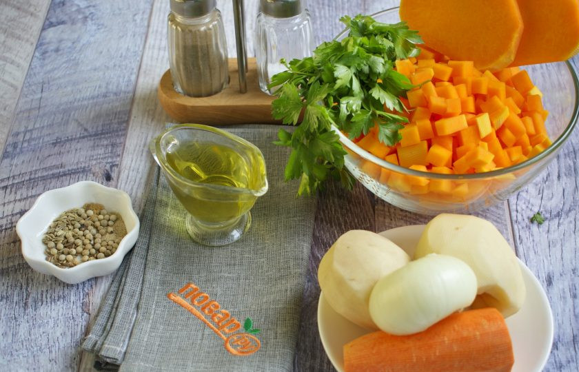 1. Этап. Тыквенный суп: 1. Овощи вымойте, очистите. Тыкву, картофель нарежьте мелкими кубиками. Лук измельчите. Морковь натрите на крупной терке. Кумин, перец белый измельчите в ступке.