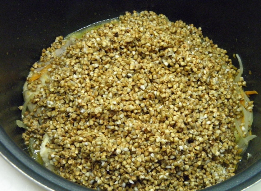 1. Этап. Курица с гречкой в мультиварке: К обжареному мясу с овощами всыпьте гречку.