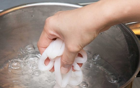 1. Этап. Кальмары диетические: 3. Когда вода закипит, добавьте чуточку соли и опустите туда кольца.