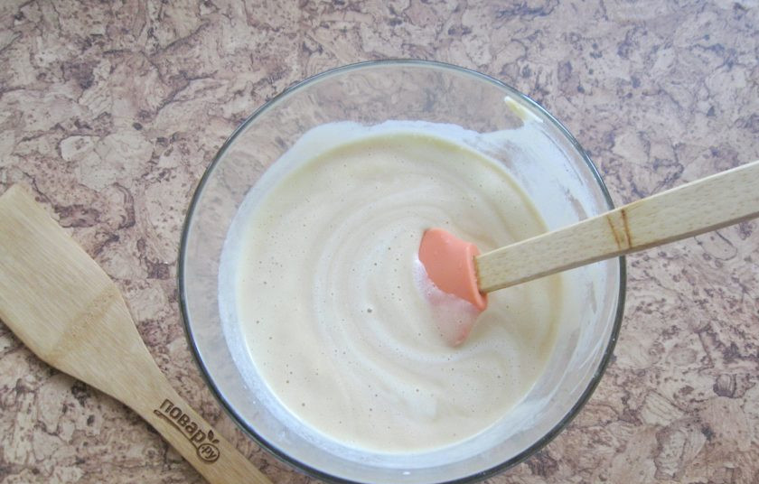 1. Этап. Кекс Сникерс: После соедините смесь сгущенки с маслом и молоком с яйцами и сахаром.