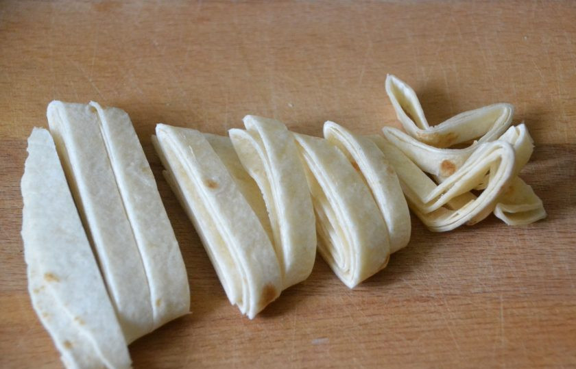 1. Этап. Куриный суп с тортильями: Еще две тортильи нарежьте тонкими полосками.