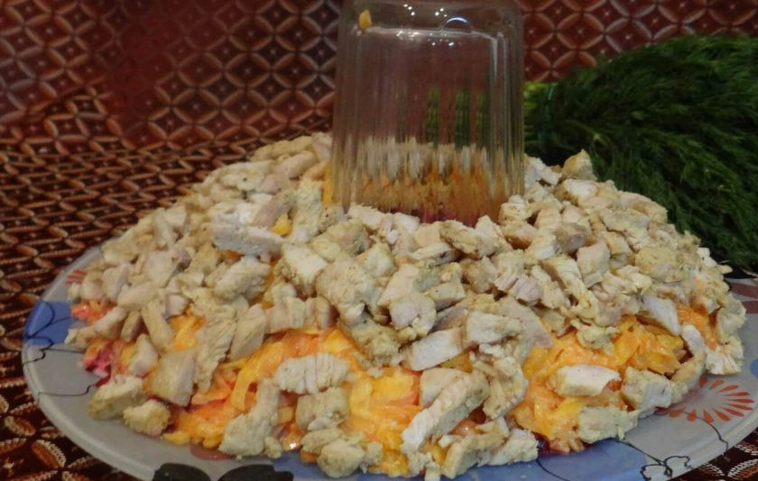 1. Этап. Салат Гранатовый браслет: 8. Далее - нарезанная готовая курица и снова слой майонеза.