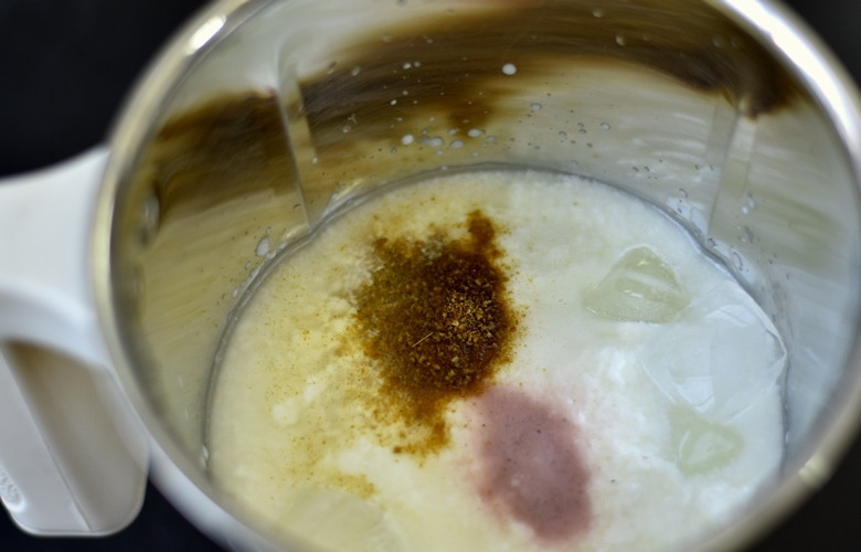 1. Этап. Соленый ласси: 2. Смешайте творог, соль, черную соль, тмин, воду и лед. Смешайте ингредиенты в блендере.