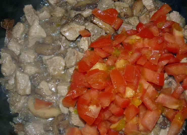 1. Этап. Свинина с фасолью в горшочках: Выкладываем в сковороду помидоры.