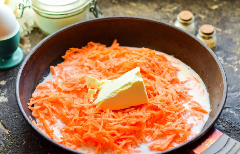 1. Этап. Морковные котлеты с изюмом: Добавьте к моркови молоко и сливочное масло.