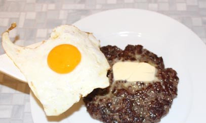 1. Этап. Бифштекс из фарша в духовке: …Накрываем наш бифштекс яйцом.