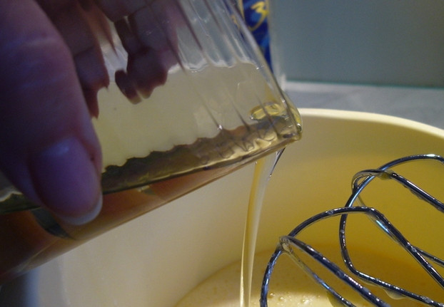 1. Этап. Сливочный кекс Водка с лимоном: Затем влейте к остальным ингредиентам растительное масло без запаха. Также, если вы хотите добиться сливочного вкуса, вы можете заменить его на растопленное сливочное.