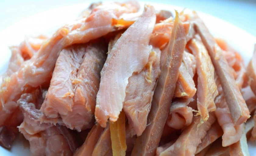 1. Этап. Солянка из рыбы: 5. Копченую горбушу очищаю от костей и кожуры, нарезаю ее толстой соломкой.