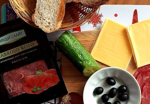 1. Этап. Закуска из сыровяленой индейки: Готовим продукты для закуски. Сыр можно взять в пластинах плавленный, а можно взять в нарезке обычный сыр твёрдый или полу-твёрдый. В нарезке он тонко порезан и хорошо будет скручиваться - не ломаться.