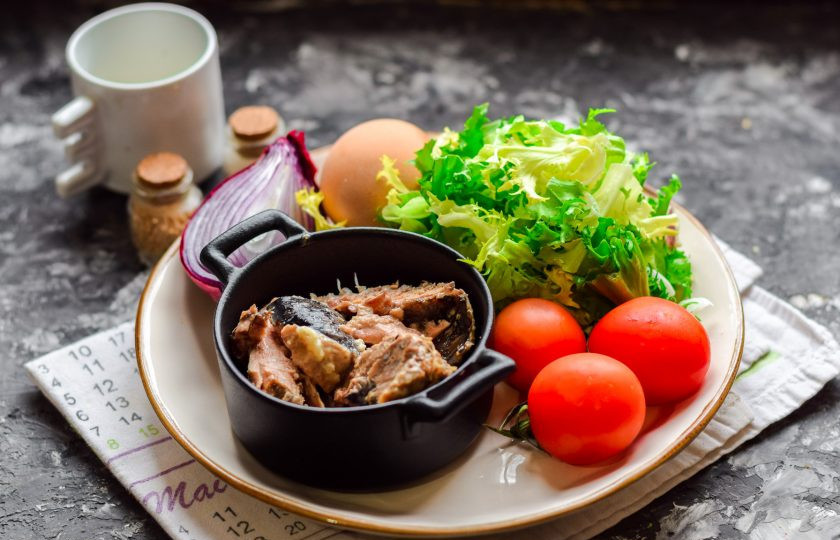 1. Этап. Салат с тунцом и черри: Подготовьте все ингредиенты.